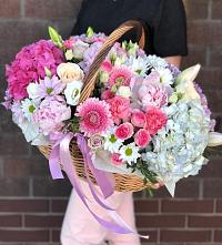 Цветочная композиция из Розы, Хризантемы, Пионы и Лизиантусы в корзине в Тимирязевском Республика Адыгея